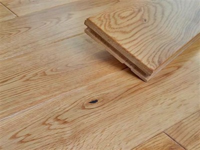 Khoom vs. Engineered Wood Flooring: Nkag siab koj cov kev xaiv